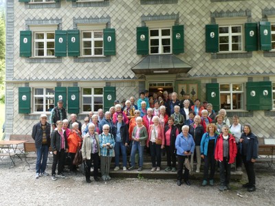 Die Gruppe vor dem Alpengasthof Rothenbrunnen
