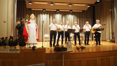 Nikolaus und Knecht Gruppe auf der Bühne