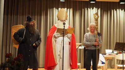 Nikolaus (AltBm Karl Wutschitz), Knecht Ruprecht (Pfarrer Cristinel) und Obfrau Reinelde Gut