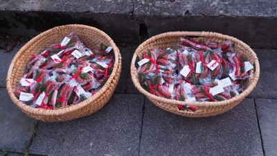 Ein Paar Hirschwürste als Weihnachtsgeschenk für alle Mitglieder