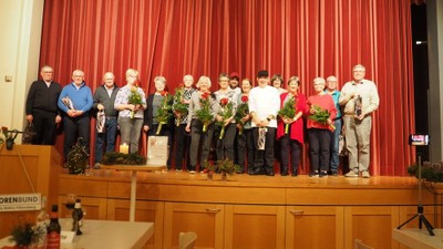 Die Aktiven erhalten eine rote Amaryllis bzw. eine Flasche Wein