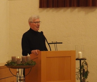 Generalvikar in Ruhe Rudl Bischof liest besinnliche Texte vor