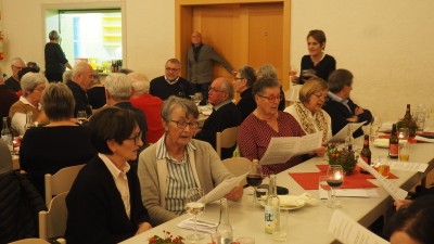 Es werden bekannte Weihnachtslieder gesungen