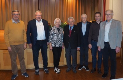 Vorstandsmitglieder und Ehrengäste