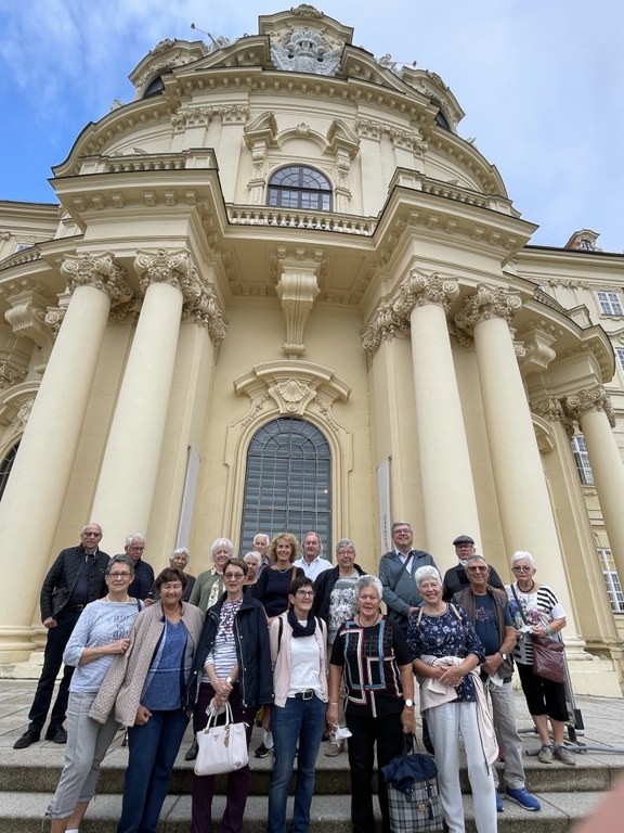 Die Reisegruppe vor dem Stift Klosterneuburg