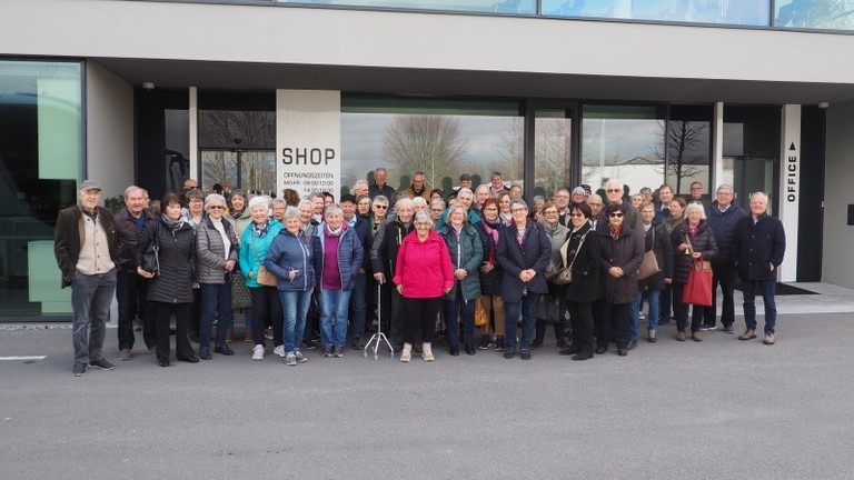 Die Gruppe vor der Fa. GUNZ in Mäder