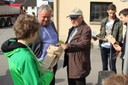 5_Alfred Neseohn erklärt den Ratschenbau.jpg