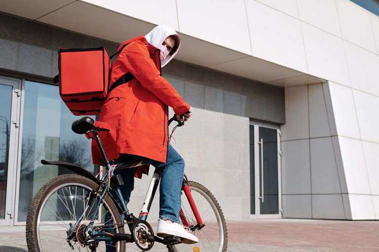 AHA 01-22Fahrradbote_Norma Mortenson_pexels.jpg