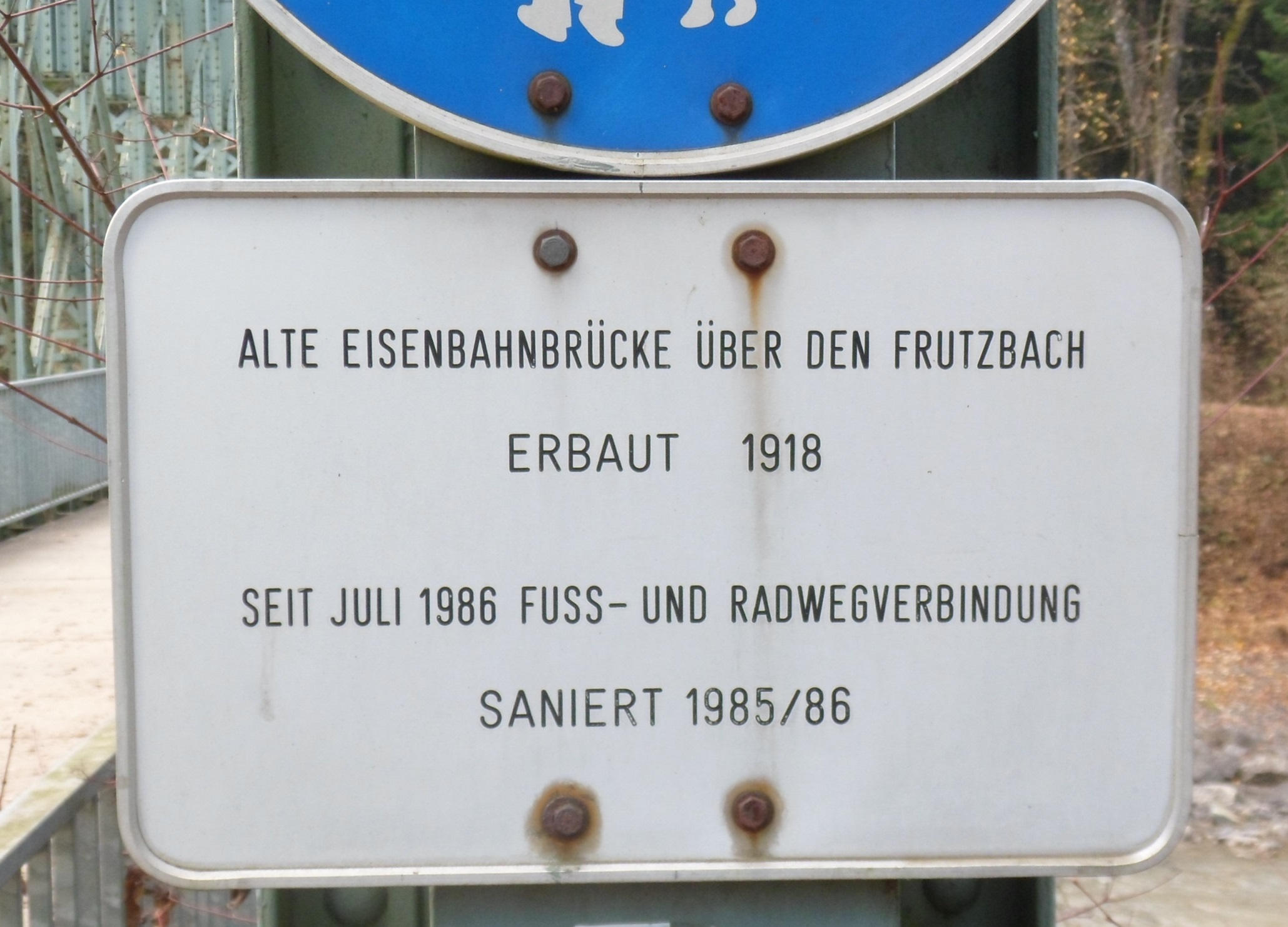 Alte Eisenbahnbrücke Tafel Jahresangaben.jpg