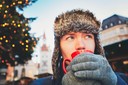 mann weihnachtsmarkt_Jaromir Chalabala_shutterstock.jpg