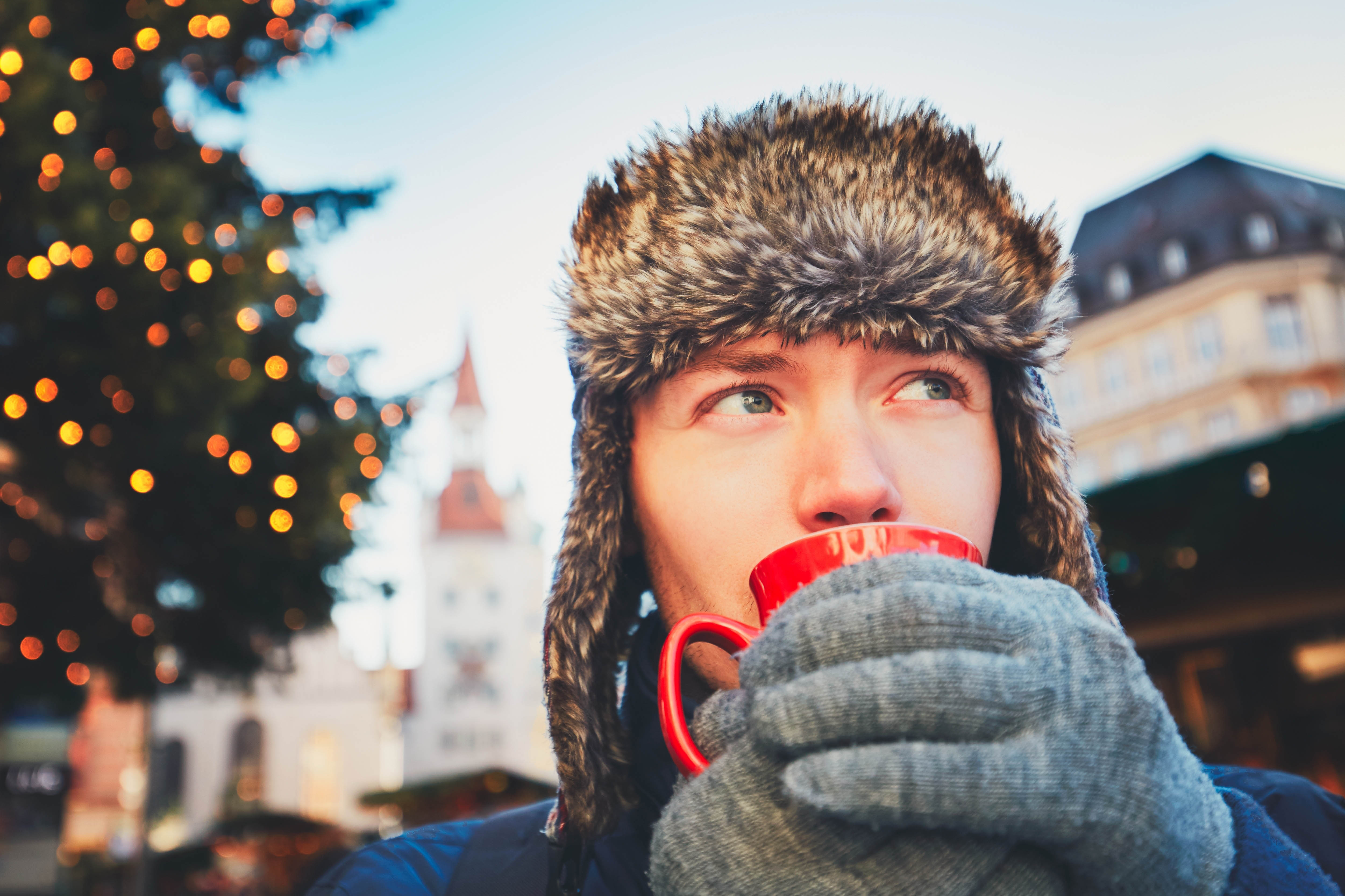 mann weihnachtsmarkt_Jaromir Chalabala_shutterstock.jpg