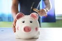 sparschwein erschlagen_yod370_shutterstock.jpg