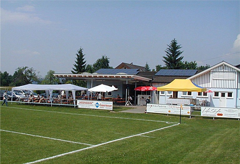 Sportheim mit Zelt.jpg