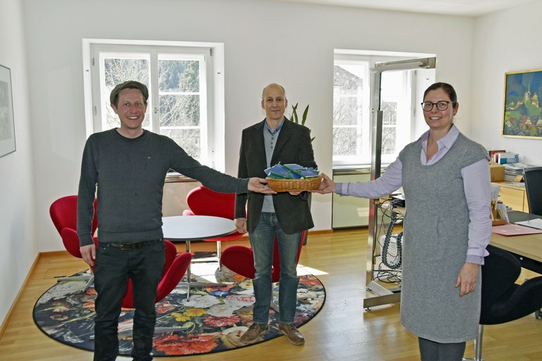 Claudio Herburger vom Bürgerservice Rankweil und Bürgermeisterin Katharina Wöß-Krall bedanken sich bei Stefan Jarau für die Ausarbeitung der Unterrichtsmaterialien © Marktgemeinde Rankweil/ Bernd Oswald