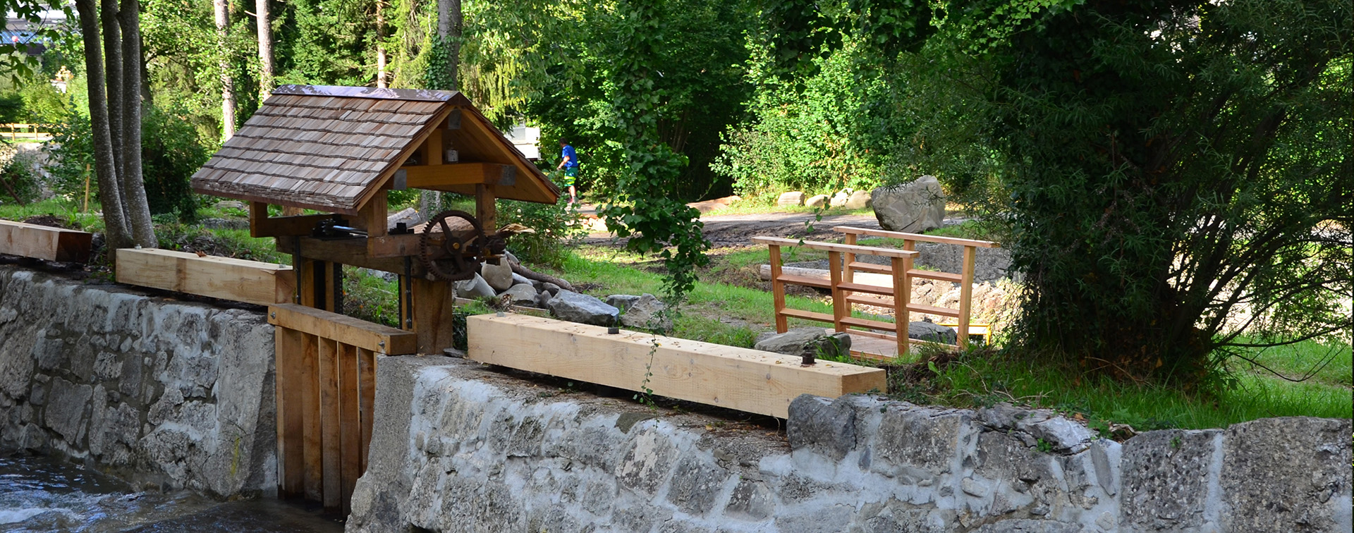 Mit einer Triftanlage wurde mit dem Fluss Frutz Holz aus höher gelegenen Gebieten ins Tal transportiert.