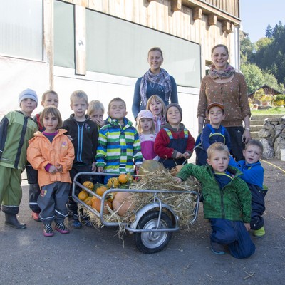 Kürbisernte mit dem Kindergarten
