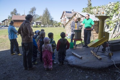 Kindergarten Kürbisernte 01. Oktober 2015 (28).jpg