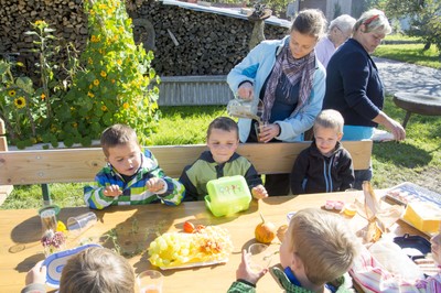 Kindergarten Kürbisernte 01. Oktober 2015 (37).jpg