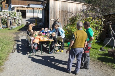 Kindergarten Kürbisernte 01. Oktober 2015 (45).jpg