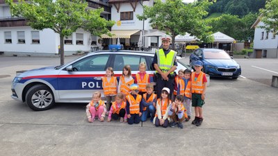 Besuch vom Polizisten_Juni 2022 (1).jpg