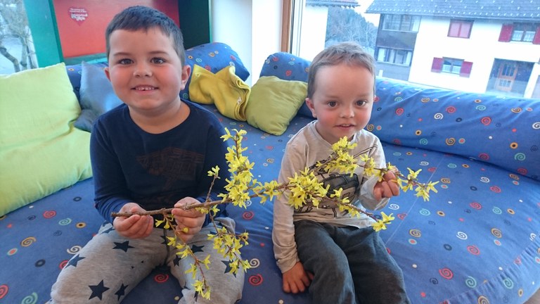 Die Bienilekinder freuen sich über den Frühlingsbeginn.