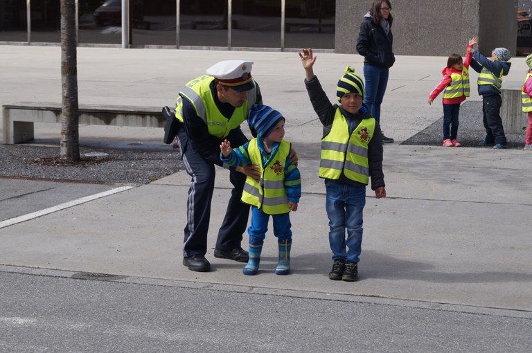 Mit dem Polizisten Bernhard üben die Kinder das richtige Verhalten im Straßenverkehr.