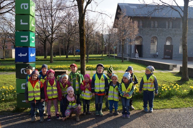 Die "Bienilekinder" erforschen die Inatura in Dornbirn