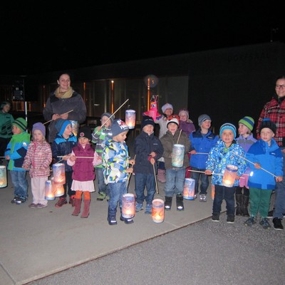 Laternenlicht leuchtet in die Dunkelheit