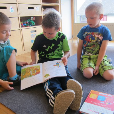 Vorlesestunde mit der 1. Klasse VS