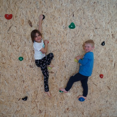Neue Kletterwand im Kindergarten
