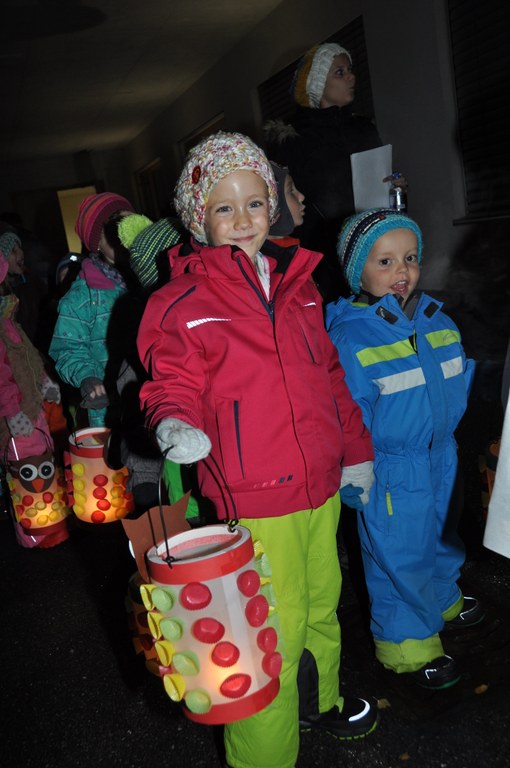 Ganz stolz präsentierten die Kinder ihre selbst gestalteten Laternen.