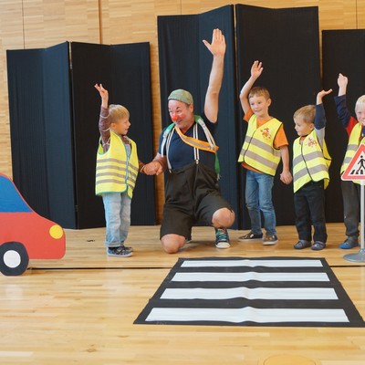 Verkehrsclown zu Besuch bei den Eulenkindern