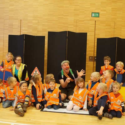 Der Verkehrsclown und die Fröschlekinder