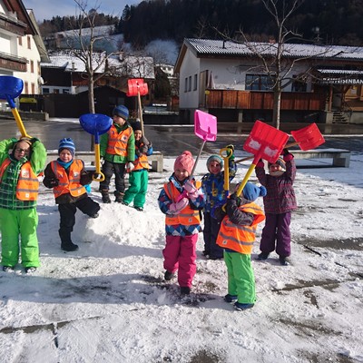 Freude über Schnee in Übersaxen