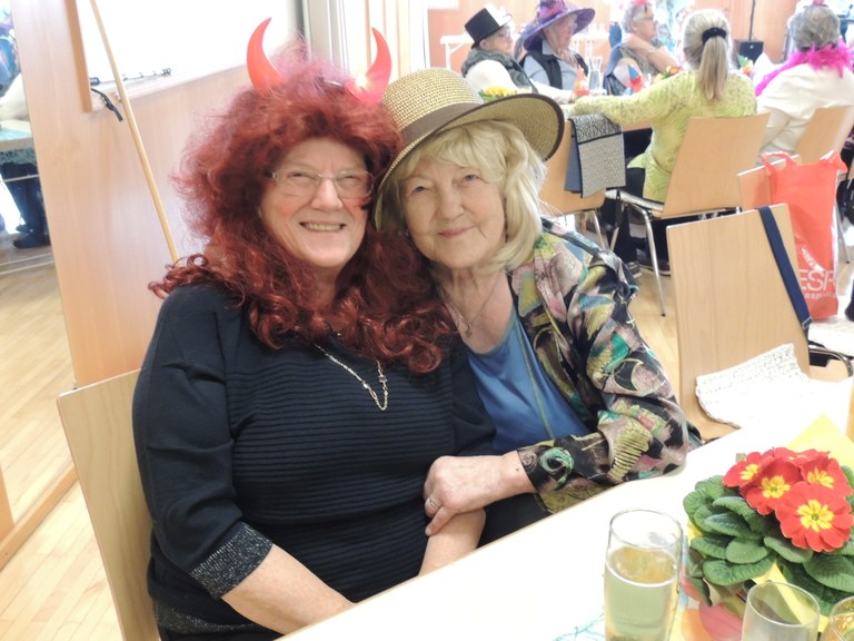 Ingrid und Rosi beim Kränzle im Bresnersal