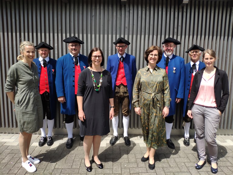 Bürgermeisterin Katharina Wöß-Krall mit den Obfrauen sowie den Jubilaren der Bürgermusik Rankweil