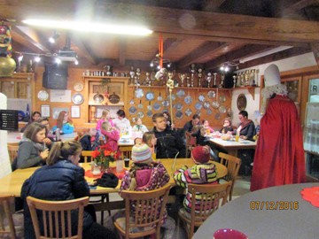 Der Nikolaus zu Besuch bei den Eisläufern
