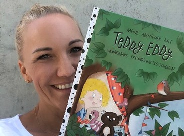 Ingrid Hofer mit Teddy Eddy beim Spielefest vom Eltern-Kind-Treff Rankweil und Brederis