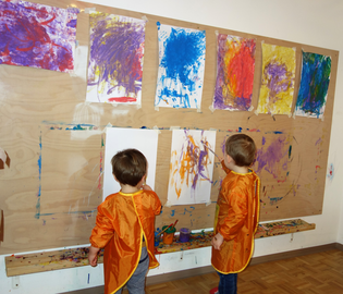 Leben im Eltern-Kind-Treff: Malen an der Malwand