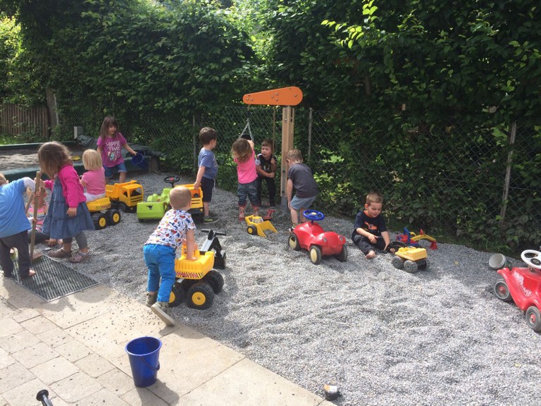 spielende Kinder der Fischle und Fröschlegruppen