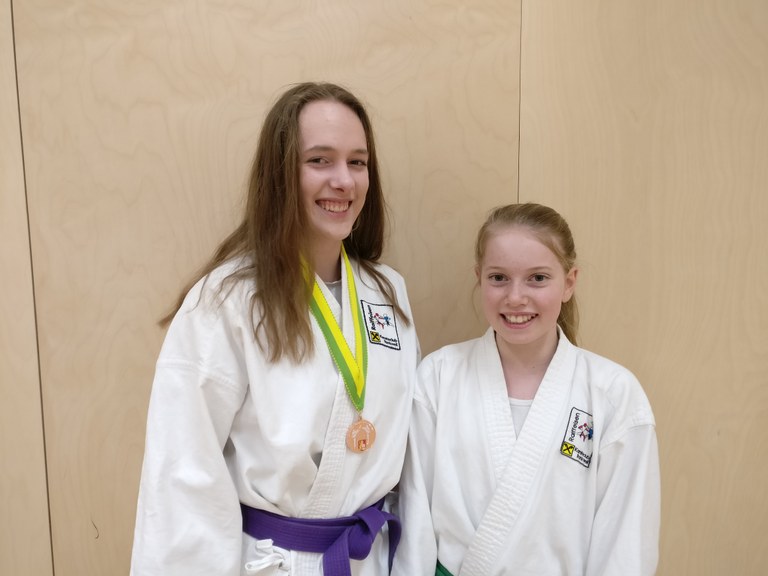 vlnr. Sarah Köchle und Emilia Bonmassar