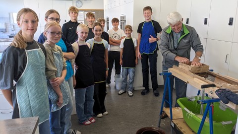 Jugend lernt altes Handwerk kennen.
