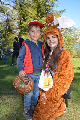 Osterhase Jessica mit Lukas.jpg