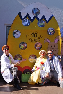 CliniClowns mit Spendenei.jpg