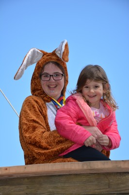 Osterhase mit Kind.jpg