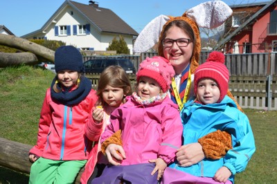 Osterhase mit Kindern.jpg