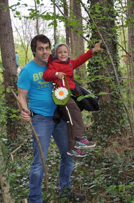 Eiersuche Vater Tochter Wald.jpg