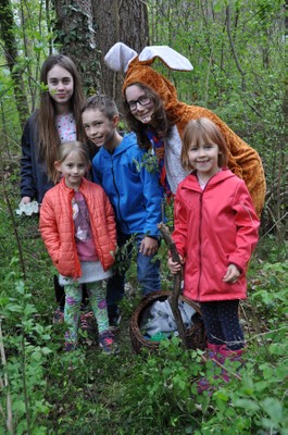 Osterhase Kinder Wald.jpg