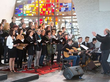 Osternachtfeier mit dem Chor Shalom