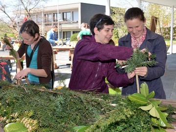 Palmenbinden und Ratschen bauen
